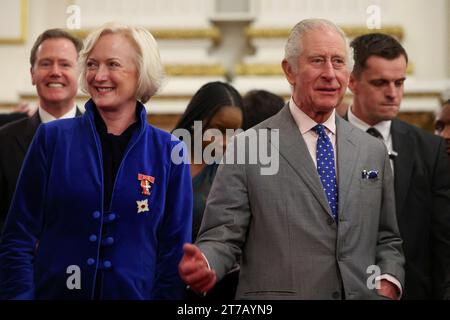 König Karl III. Steht neben dem Chief Nursing Officer (CNO) für England, Ruth May, während sie den NHS Chor während eines Empfangs zu seinem 75. Geburtstag hören, um Schwestern und Hebammen zu feiern, die im Rahmen der NHS 75 Feiern im Buckingham Palace in London arbeiten. Bilddatum: Dienstag, 14. November 2023. Stockfoto