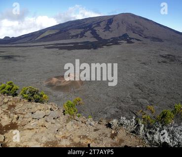 Im Inneren der Caldera des Vulkans, Piton de la Fournaise, Réunion, Frankreich. Enclos Fouque von Pas de Bellecombe aus gesehen, mit Formica leo Krater Stockfoto