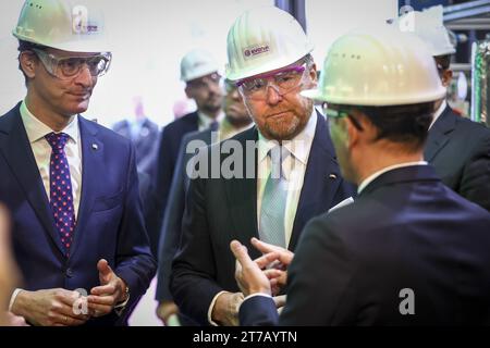 MARL - König Willem-Alexander mit Herrn H. Wüst, Premierminister von Nordrhein-Westfalen (l) bei einem Besuch des Rheticus-Gebäudes mit der Chemieanlage im Chemiepark in Marl in Nordrhein-Westfalen. Der Schwerpunkt der Begehung liegt auf verschiedenen Wasserstoffprojekten. ANP VINCENT JANNINK niederlande aus - belgien aus Stockfoto