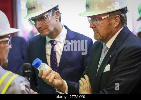 MARL - König Willem-Alexander mit Herrn H. Wüst, Premierminister von Nordrhein-Westfalen (l) bei einem Besuch des Rheticus-Gebäudes mit der Chemieanlage im Chemiepark in Marl in Nordrhein-Westfalen. Der Schwerpunkt der Begehung liegt auf verschiedenen Wasserstoffprojekten. ANP VINCENT JANNINK niederlande aus - belgien aus Stockfoto