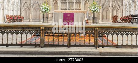 Der Hauptaltar in der mittelalterlichen christlichen Kathedrale in Lincoln, England. Stockfoto