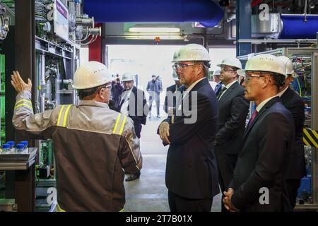 MARL - König Willem-Alexander mit Herrn H. Wüst, Premierminister von Nordrhein-Westfalen, während eines Besuchs im Rheticus-Gebäude mit der Chemieanlage im Chemiepark in Marl in Nordrhein-Westfalen. Der Schwerpunkt der Begehung liegt auf verschiedenen Wasserstoffprojekten. ANP VINCENT JANNINK niederlande aus - belgien aus Stockfoto