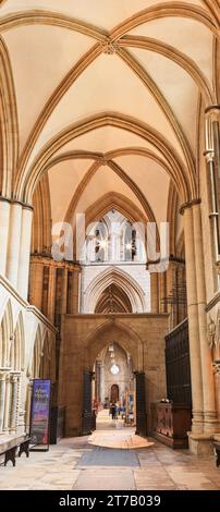 Nordschiff der mittelalterlichen christlichen Kathedrale in Lincoln, England Stockfoto