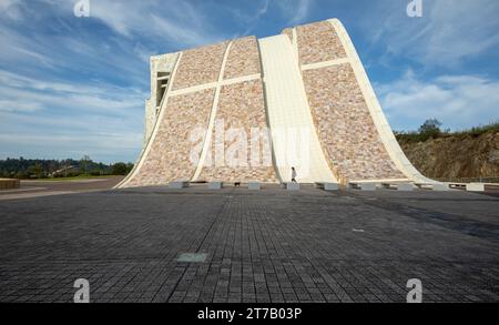 Santiago de Compostela, Spanien - 14. Oktober 2021: Moderne Bauarchitektur in Cidade da Cultura de Galicia. Museo Centro Gaias Stockfoto