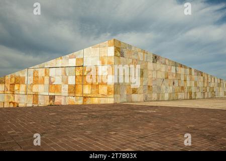 Santiago de Compostela, Spanien - 14. Oktober 2021: Moderne Bauarchitektur in Cidade da Cultura de Galicia. Stockfoto