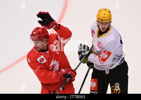 Trinec, Tschechische Republik. November 2023. L-R Petr Vrana (Trinec) und Linus Lindstrom (Skelleftea) spielten am 14. November 2023 in Trinec (Tschechische Republik) beim Eröffnungsspiel der Champions Hockey League HC Ocelari Trinec gegen Skelleftea AIK. Quelle: Jaroslav Ozana/CTK Photo/Alamy Live News Stockfoto