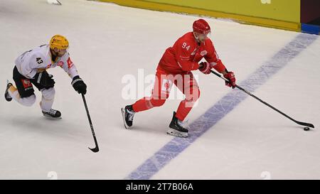 Trinec, Tschechische Republik. November 2023. L-R Filip Sandberg (Skelleftea) und Andrej Nestrasil (Trinec) in Aktion während des Eröffnungsspiels der Champions Hockey League HC Ocelari Trinec gegen Skelleftea AIK, spielten am 14. November 2023 in Trinec, Tschechien. Quelle: Jaroslav Ozana/CTK Photo/Alamy Live News Stockfoto