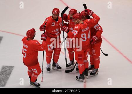 Trinec, Tschechische Republik. November 2023. Die Trinec-Spieler feiern, nachdem sie beim Eröffnungsspiel der Champions Hockey League HC Ocelari Trinec gegen Skelleftea AIK am 14. November 2023 in Trinec, Tschechien, das zweite Tor erzielt haben. Quelle: Jaroslav Ozana/CTK Photo/Alamy Live News Stockfoto