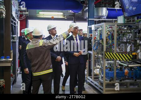 MARL - König Willem-Alexander mit Herrn H. Wüst, Premierminister von Nordrhein-Westfalen (r) bei einem Besuch des Rheticus-Gebäudes mit der Chemieanlage im Chemiepark in Marl in Nordrhein-Westfalen. Der Schwerpunkt der Begehung liegt auf verschiedenen Wasserstoffprojekten. ANP VINCENT JANNINK niederlande aus - belgien aus Stockfoto