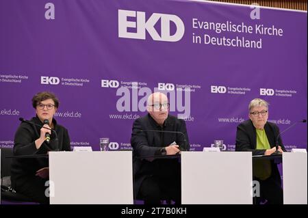 Das zustaendige Gremium der evangelischen Kirche für Massnahmen im Zusammenhang mit sexualisierter Gewalt strebt einheitliches Entschaedigungsverfahren für Betroffene in allen Gliedkirchen an. Bei der Synode der Evangelischen Kirche in Deutschland EKD legte die Arbeitsgruppe des Beteiligungsforums Sexualisierte Gewalt am Dienstag 14.11.2023 in Ulm einen entsprechenden Vorschlag für die sogenannten Anerkennungsverfahren vor. Foto v.li.: Nancy Janz, Sprecherin der Betroffenenvertretung des Beteiligungsforums Sexualisierte Gewalt Detlev Zander, Sprecher Betroffenenvertretung des Beteiligungsforu Stockfoto