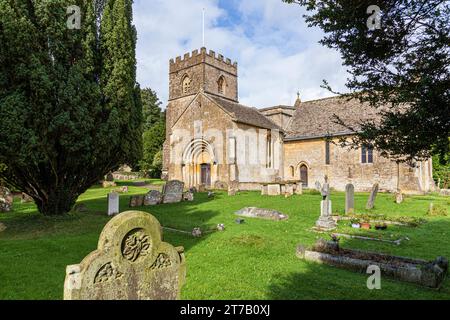 Die normannische Kirche St. Michael im Dorf Guiting Power in Cotswold, Gloucestershire, England, Großbritannien Stockfoto