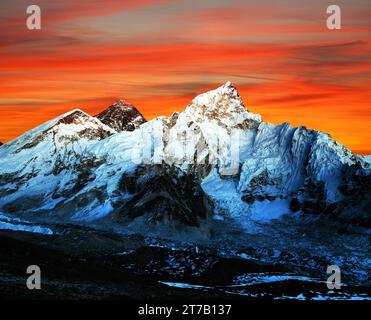 Mount Everest und Nuptse, abendlicher Panoramablick mit wunderschönen Sonnenuntergangswolken, Mount Everest von Kala Patthar aus gesehen, Sagarmatha Nationalpark, Khumbu Stockfoto