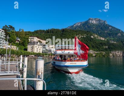 Brunnen, Schweiz - 6. September 2023: Das Touristenschiff Weggis verlässt den Hafen in Brunnen, Kanton Schwyz Stockfoto