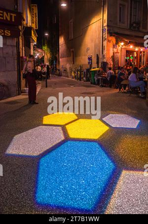 Grenoble, Frankreich - 29. September 2023: Nachtleben in der Altstadt von Grenoble, Lichtprojektion auf dem Boden Stockfoto