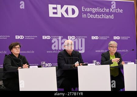 Das zustaendige Gremium der evangelischen Kirche für Massnahmen im Zusammenhang mit sexualisierter Gewalt strebt einheitliches Entschaedigungsverfahren für Betroffene in allen Gliedkirchen an. Bei der Synode der Evangelischen Kirche in Deutschland EKD legte die Arbeitsgruppe des Beteiligungsforums Sexualisierte Gewalt am Dienstag 14.11.2023 in Ulm einen entsprechenden Vorschlag für die sogenannten Anerkennungsverfahren vor. Foto v.li.: Nancy Janz, Sprecherin der Betroffenenvertretung des Beteiligungsforums Sexualisierte Gewalt Detlev Zander, Sprecher Betroffenenvertretung des Beteiligungsforu Stockfoto