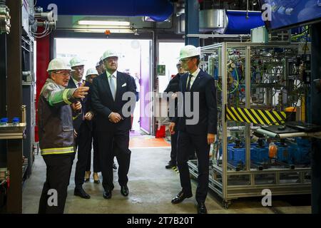 MARL - König Willem-Alexander mit Herrn H. Wüst, Premierminister von Nordrhein-Westfalen (r) bei einem Besuch des Rheticus-Gebäudes mit der Chemieanlage im Chemiepark in Marl in Nordrhein-Westfalen. Der Schwerpunkt der Begehung liegt auf verschiedenen Wasserstoffprojekten. ANP VINCENT JANNINK niederlande aus - belgien aus Stockfoto