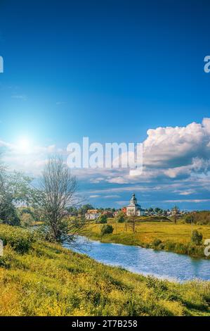 Kirche des Propheten Ivanova in Suzdal, in der Kurve des Flusses Kamenka, gegenüber dem Kreml Suzdal. Stockfoto