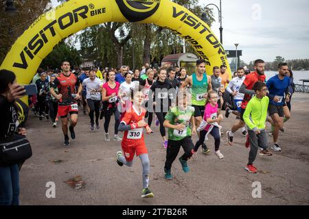 Belgrad, Serbien, 4. November 2023: Start des Benefizlaufes (Zajedno za Vasilija), bei dem Mittel zur Unterstützung einer Person gesammelt werden, die ärztlich behandelt werden muss Stockfoto