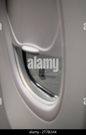 Seattle, USA. Oktober 2023. Die Gepäcktasche wurde vor einem Flugzeug auf dem Tarmac in Seatac abgelegt Stockfoto