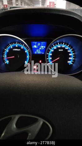 Ein neues Fahrzeug in einem Ausstellungsraum mit auffälligem Display auf der vorderen Armaturentafel Stockfoto
