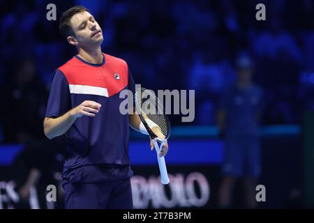 Turin, Italien. November 2023. Horacio Zeballos aus Argentinien sieht beim Doppelspiel zwischen Ivan Dodig aus Kroatien und Austin Krajicek aus den USA gegen Marcel Granollers aus Spanien und Horacio Zeballos aus Argentinien am dritten Tag des Nitto ATP World Tour Finals in Pala Alpitour am 14. November 2023 in Turin aus. Italien Credit: Marco Canoniero/Alamy Live News Stockfoto