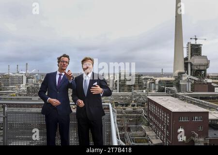 MARL - König Willem-Alexander mit Herrn H. Wust, Premierminister von Nordrhein-Westfalen, während eines Besuchs im Chemiepark in Marl in Nordrhein-Westfalen. Der Schwerpunkt der Begehung liegt auf verschiedenen Wasserstoffprojekten. ANP VINCENT JANNINK niederlande aus - belgien aus Stockfoto