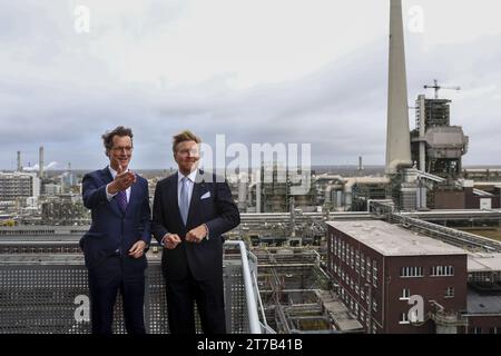 MARL - König Willem-Alexander mit Herrn H. Wust, Premierminister von Nordrhein-Westfalen, während eines Besuchs im Chemiepark in Marl in Nordrhein-Westfalen. Der Schwerpunkt der Begehung liegt auf verschiedenen Wasserstoffprojekten. ANP VINCENT JANNINK niederlande aus - belgien aus Stockfoto