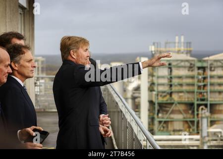 MARL - König Willem-Alexander mit Herrn H. Wust, Premierminister von Nordrhein-Westfalen, während eines Besuchs im Chemiepark in Marl in Nordrhein-Westfalen. Der Schwerpunkt der Begehung liegt auf verschiedenen Wasserstoffprojekten. ANP VINCENT JANNINK niederlande aus - belgien aus Stockfoto