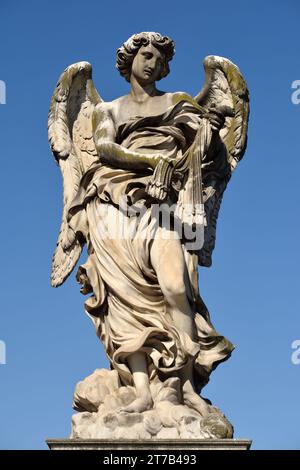 Italien, Rom, Engelsstatue auf der Sant'Angelo-Brücke, Engel mit Peitschen Stockfoto