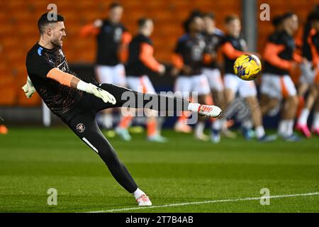 Richard O'Donnell #1 von Blackpool während des Vorspiels vor dem Bristol Street Motors Trophy Match Blackpool vs Morecambe in der Bloomfield Road, Blackpool, Großbritannien, 14. November 2023 (Foto: Craig Thomas/News Images) in, am 14. November 2023. (Foto: Craig Thomas/News Images/SIPA USA) Credit: SIPA USA/Alamy Live News Stockfoto