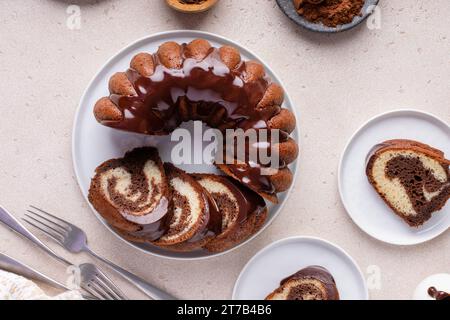 Marmorierter Kuchen, auf einem Teller geschnitten, Schokolade und Vanillekuchen Stockfoto