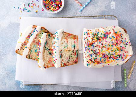 Geburtstagskuchen, Brotkuchen oder Funfetti, schnelles Brot mit Streuseln und Buttercreme-Zuckerguss Stockfoto