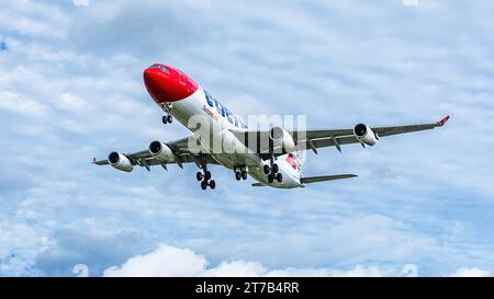 Edelweiss Air ein Airbus A340-343X von Edelweiss Air ist im Landeanflug auf die Piste 28 des Flughafens Zürich. Registrierung HB-JMD. Zürich, Schweiz, 02.10.2022 *** Edelweiss Air an Edelweiss Air Airbus A340 343X nähert sich der Start- und Landebahn 28 am Flughafen Zürich Registrierung HB JMD Zürich, Schweiz, 02 10 2022 Credit: Imago/Alamy Live News Stockfoto