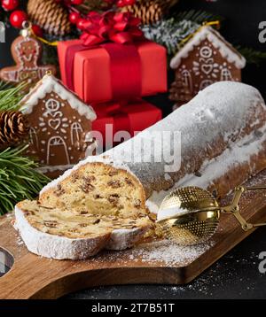 Weihnachtsgebäck Stollen bestreut mit Puderzucker auf dem Tisch, festliches Dessert Stockfoto