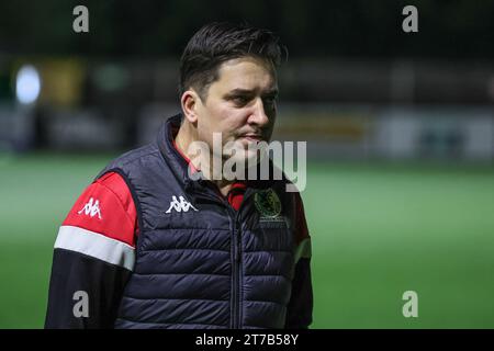 Horsham, Großbritannien. November 2023. Dominic di Paola Manager von Horsham während des Emirates FA Cup Matches Horsham FC gegen Barnsley im Camping World Community Stadium, Horsham, Vereinigtes Königreich, 14. November 2023 (Foto: Mark Cosgrove/News Images) in Horsham, Vereinigtes Königreich am 14. November 2023. (Foto: Mark Cosgrove/News Images/SIPA USA) Credit: SIPA USA/Alamy Live News Stockfoto