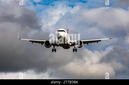 Swiss International Airlines ein Airbus A321-271NX von Swiss International Airlines befindet sich im Landeanflug auf den Flughafen Zürich. Der Airbus A321neo trägt die Registrierung HB-JPB. Es ist eines der neusten Flugzeuge in der Flotte der Lufthansa Tochtergesellschaft. Zürich, Schweiz, 02.10.2022 *** Swiss International Airlines ein Airbus A321 271NX von Swiss International Airlines nähert sich dem Flughafen Zürich an der Airbus A321neo trägt die Zulassung HB JPB es ist eines der neuesten Flugzeuge der Lufthansa-Tochter Zürich, Schweiz, 02 10 2022 Stockfoto