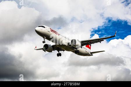 Swiss International Airlines ein Airbus A321-271NX von Swiss International Airlines befindet sich im Landeanflug auf den Flughafen Zürich. Der Airbus A321neo trägt die Registrierung HB-JPB. Es ist eines der neusten Flugzeuge in der Flotte der Lufthansa Tochtergesellschaft. Zürich, Schweiz, 02.10.2022 *** Swiss International Airlines ein Airbus A321 271NX von Swiss International Airlines nähert sich dem Flughafen Zürich an der Airbus A321neo trägt die Zulassung HB JPB es ist eines der neuesten Flugzeuge der Lufthansa-Tochter Zürich, Schweiz, 02 10 2022 Stockfoto