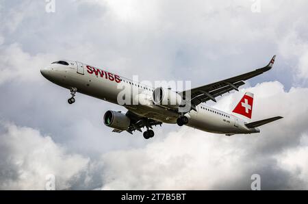 Swiss International Airlines ein Airbus A321-271NX von Swiss International Airlines befindet sich im Landeanflug auf den Flughafen Zürich. Der Airbus A321neo trägt die Registrierung HB-JPB. Es ist eines der neusten Flugzeuge in der Flotte der Lufthansa Tochtergesellschaft. Zürich, Schweiz, 02.10.2022 *** Swiss International Airlines ein Airbus A321 271NX von Swiss International Airlines nähert sich dem Flughafen Zürich an der Airbus A321neo trägt die Zulassung HB JPB es ist eines der neuesten Flugzeuge der Lufthansa-Tochter Zürich, Schweiz, 02 10 2022 Stockfoto