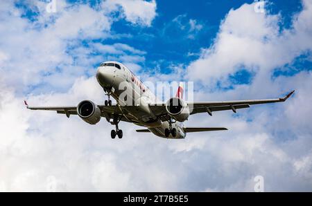 Swiss International Airlines ein Airbus A220-300 von Swiss International Airlines befindet sich im Landeanflug auf der Piste 28 des Flughafens Zürich. Registrierung HB-JCU. Zürich, Schweiz, 02.10.2022 *** Swiss International Airlines ein Airbus A220 300 der Swiss International Airlines nähert sich der Start- und Landebahn 28 am Flughafen Zürich Registrierung HB JCU Zürich, Schweiz, 02 10 2022 Credit: Imago/Alamy Live News Stockfoto