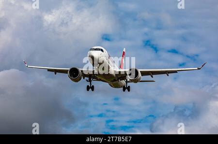 Swiss International Airlines ein Airbus A220-300 von Swiss International Airlines befindet sich im Landeanflug auf der Piste 28 des Flughafens Zürich. Registrierung HB-JCU. Zürich, Schweiz, 02.10.2022 *** Swiss International Airlines ein Airbus A220 300 der Swiss International Airlines nähert sich der Start- und Landebahn 28 am Flughafen Zürich Registrierung HB JCU Zürich, Schweiz, 02 10 2022 Credit: Imago/Alamy Live News Stockfoto