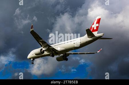 Swiss International Airlines ein Airbus A220-300 von Swiss International Airlines befindet sich im Landeanflug auf der Piste 28 des Flughafens Zürich. Registrierung HB-JCU. Zürich, Schweiz, 02.10.2022 *** Swiss International Airlines ein Airbus A220 300 der Swiss International Airlines nähert sich der Start- und Landebahn 28 am Flughafen Zürich Registrierung HB JCU Zürich, Schweiz, 02 10 2022 Credit: Imago/Alamy Live News Stockfoto