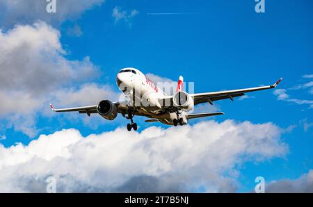 Swiss International Airlines ein Airbus A220-100 von Swiss International Airlines befindet sich im Landeanflug auf den Flughafen Zürich. Registrierung HB-JBB. Zürich, Schweiz, 02.10.2022 *** Swiss International Airlines ein Airbus A220 100 der Swiss International Airlines nähert sich dem Flughafen Zürich Registrierung HB JBB Zürich, Schweiz, 02 10 2022 Credit: Imago/Alamy Live News Stockfoto