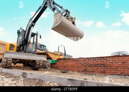 Bagger arbeitet an der neuen Wohnbaustelle Stockfoto