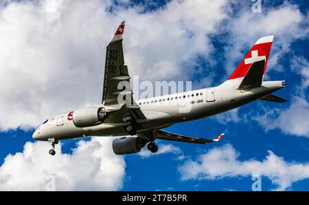 Swiss International Airlines ein Airbus A220-100 von Swiss International Airlines befindet sich im Landeanflug auf den Flughafen Zürich. Registrierung HB-JBB. Zürich, Schweiz, 02.10.2022 *** Swiss International Airlines ein Airbus A220 100 der Swiss International Airlines nähert sich dem Flughafen Zürich Registrierung HB JBB Zürich, Schweiz, 02 10 2022 Credit: Imago/Alamy Live News Stockfoto