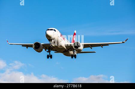 Swiss International Airlines ein Airbus A220-100 von Swiss International Airlines ist im Landeanflug auf die Landebahn 28 des Flughafens Zürich. Registrierung HB-JBH. Zürich, Schweiz, 02.10.2022 *** Swiss International Airlines ein Airbus A220 100 der Swiss International Airlines nähert sich der Start- und Landebahn 28 am Flughafen Zürich Anmeldung HB JBH Zürich, Schweiz, 02 10 2022 Credit: Imago/Alamy Live News Stockfoto