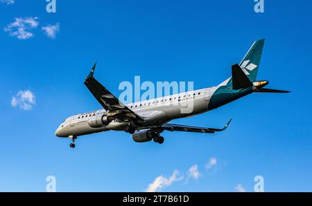 Gestair ein Embraer 190LR der italienischen Fluggesellschaft Air Dolomiti befindet sich im Landeanflug auf den Flughafen Zürich. Registrierung I-ADJO. Zürich, Schweiz, 02.10.2022 *** Gestair an Embraer 190LR der italienischen Fluggesellschaft Air Dolomiti nähert sich Zürich Airport Registration I ADJO Zürich, Schweiz, 02 10 2022 Credit: Imago/Alamy Live News Stockfoto