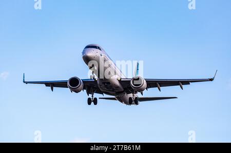 Gestair ein Embraer 190LR der italienischen Fluggesellschaft Air Dolomiti befindet sich im Landeanflug auf den Flughafen Zürich. Registrierung I-ADJO. Zürich, Schweiz, 02.10.2022 *** Gestair an Embraer 190LR der italienischen Fluggesellschaft Air Dolomiti nähert sich Zürich Airport Registration I ADJO Zürich, Schweiz, 02 10 2022 Credit: Imago/Alamy Live News Stockfoto