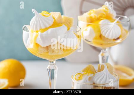 Zitronenparfait oder eton-Mess mit Zitronenquark, Meringue-Küssen, Schlagsahne und Pfund-Kuchen Stockfoto