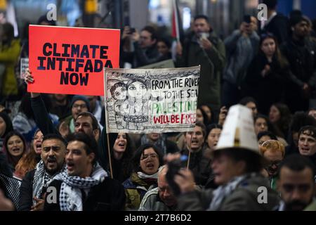 SCHIPHOL - Demonstranten halten einen Sit-in auf dem Schiphol Plaza ab, eine Form des Protestes, bei dem Demonstranten massenhaft auf dem Boden sitzen. Der Protest wurde von einer Aktionsgruppe organisiert, um Solidarität mit Gaza zu zeigen. ANP JEROEN JUMELET niederlande Out - belgien Out Stockfoto