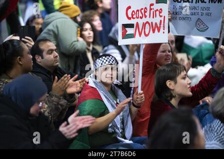 SCHIPHOL - Demonstranten halten einen Sit-in auf dem Schiphol Plaza ab, eine Form des Protestes, bei dem Demonstranten massenhaft auf dem Boden sitzen. Der Protest wurde von einer Aktionsgruppe organisiert, um Solidarität mit Gaza zu zeigen. ANP JEROEN JUMELET niederlande Out - belgien Out Stockfoto